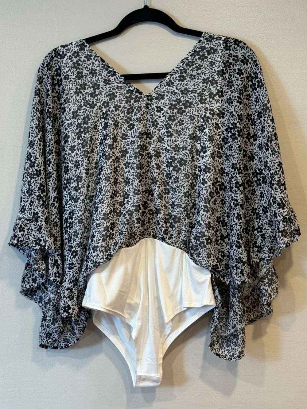Pink Lily Floral Flutter Sleeve Black & White Boho Bodysuit Women's Small